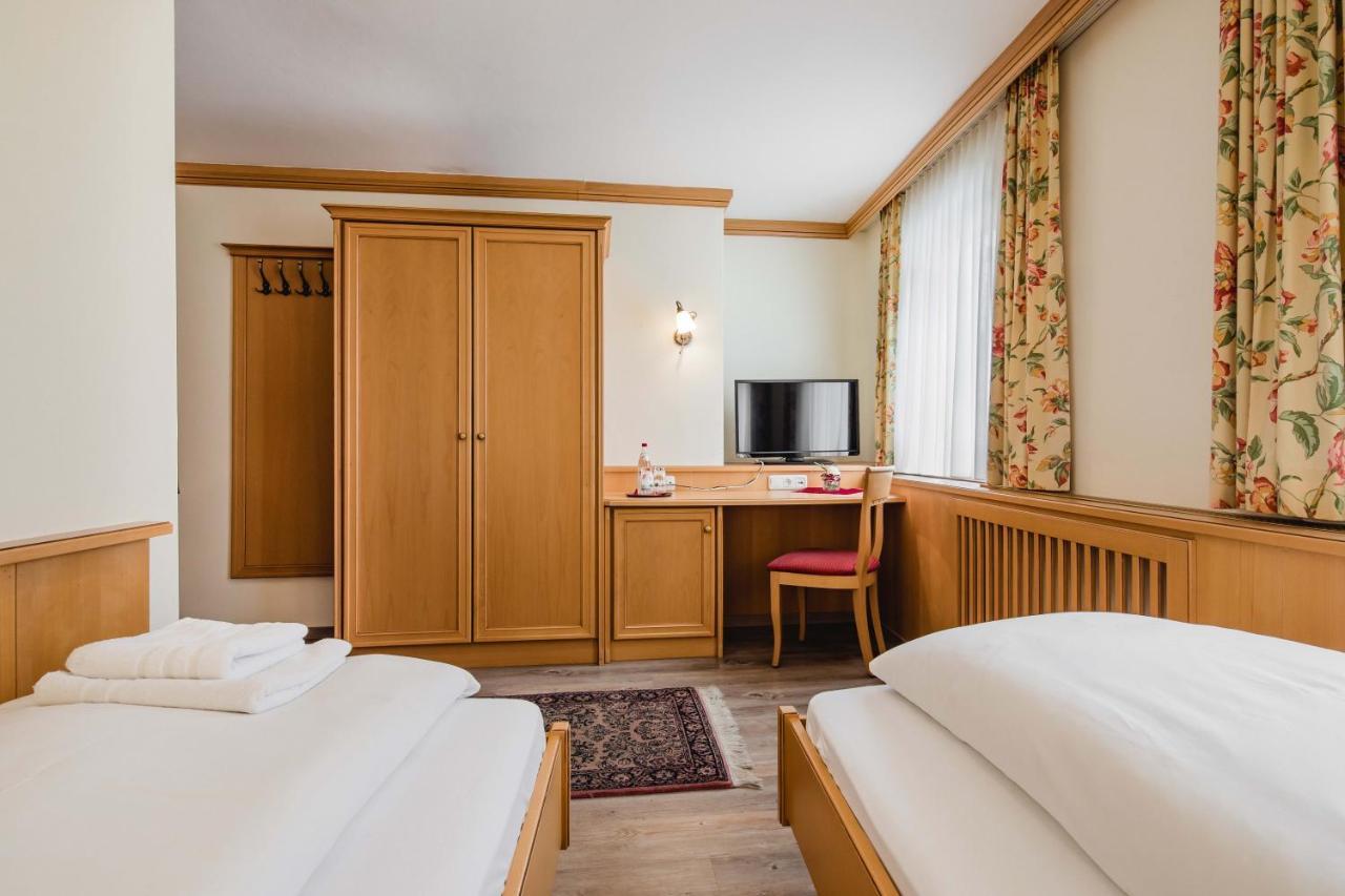 Hotel Bayrischer Loewe Osterhofen Exterior photo
