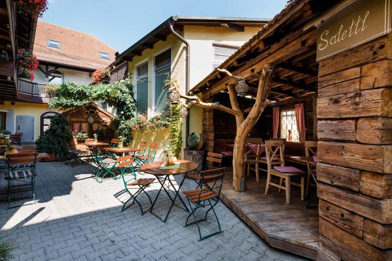 Hotel Bayrischer Loewe Osterhofen Exterior photo