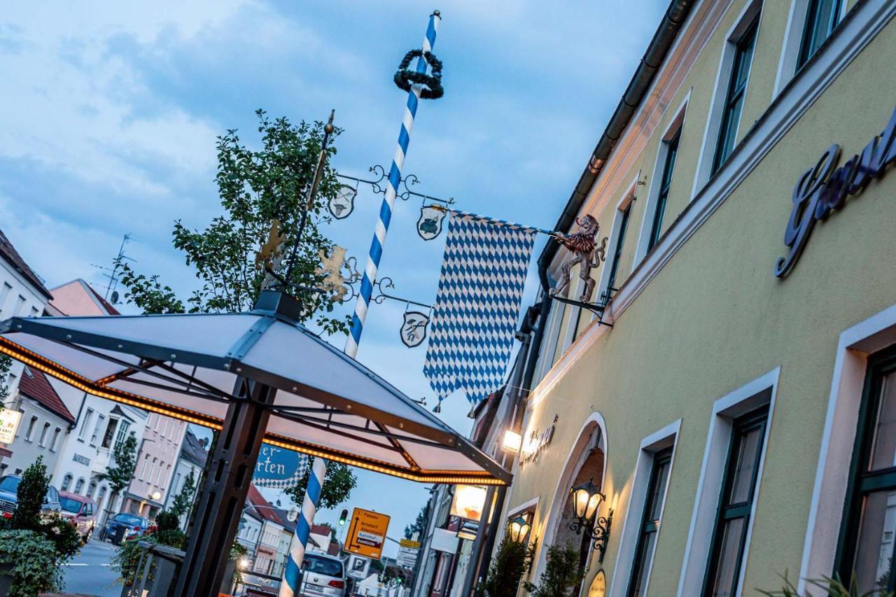 Hotel Bayrischer Loewe Osterhofen Exterior photo
