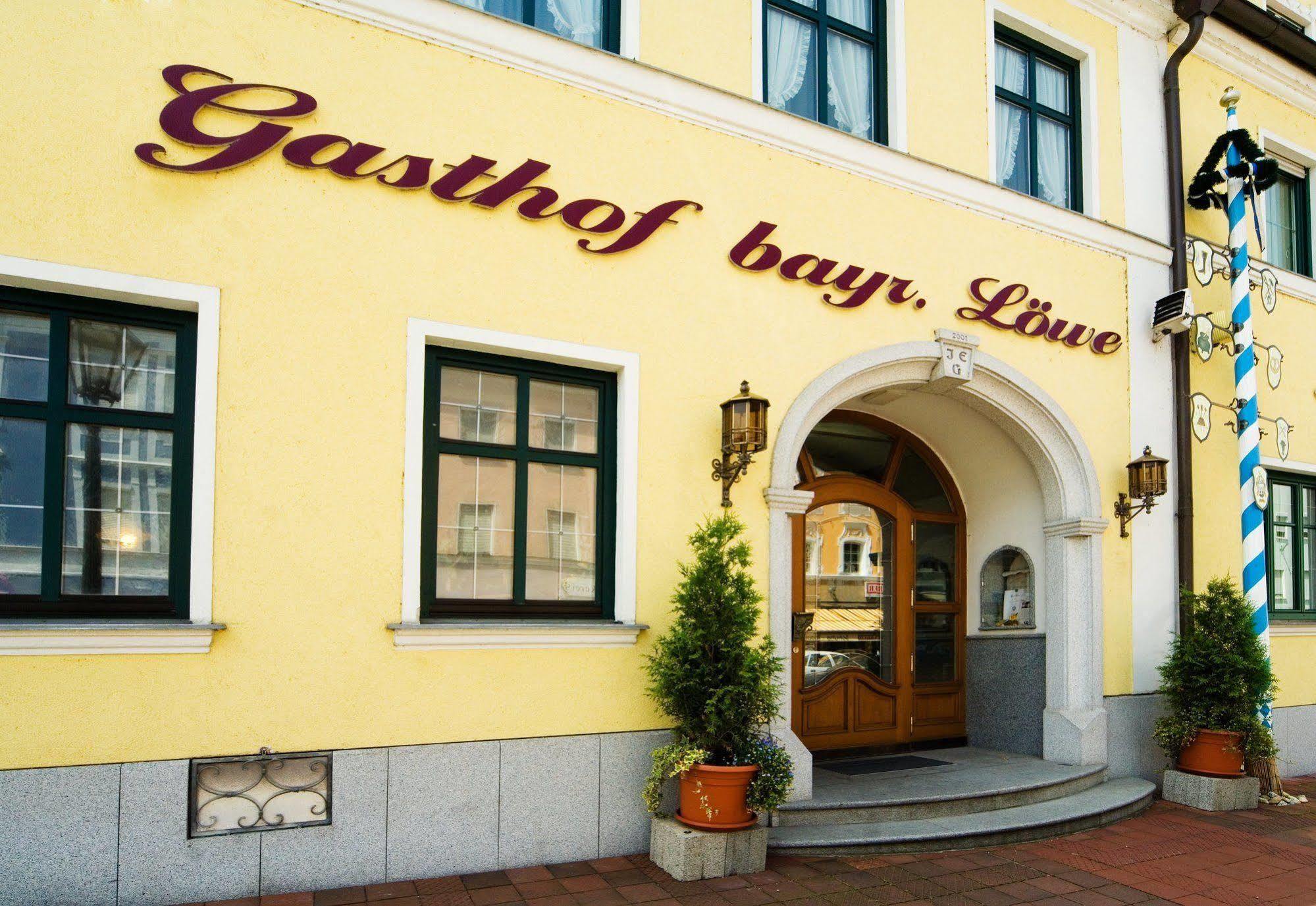 Hotel Bayrischer Loewe Osterhofen Exterior photo