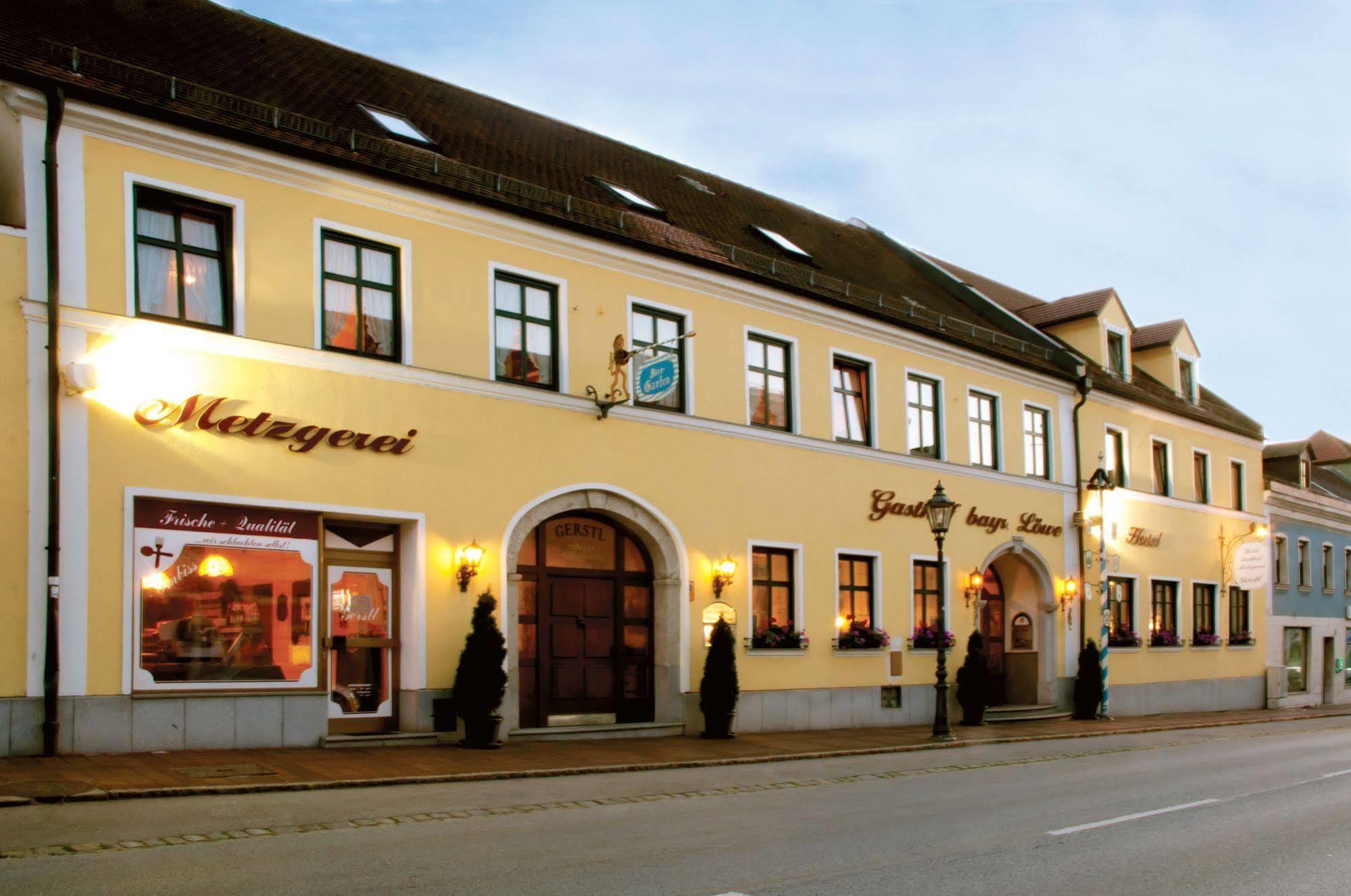 Hotel Bayrischer Loewe Osterhofen Exterior photo